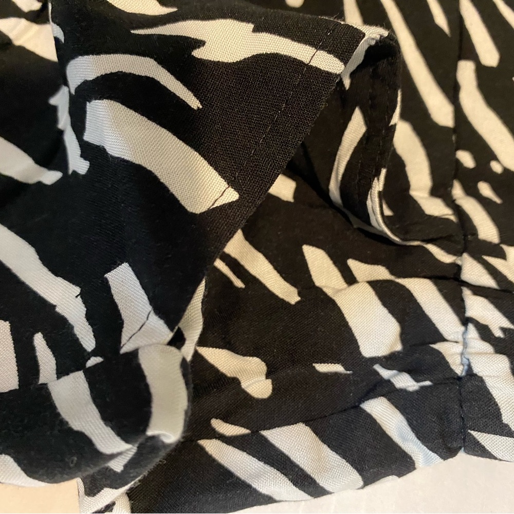 Women’s Nine West Medium Black White Soft Shorts - Picture 2 of 5